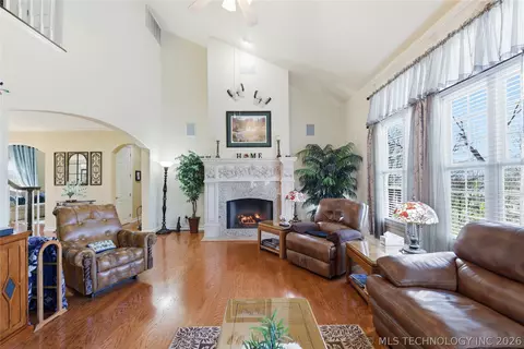 Living - 3502 E 102nd Pl, Tulsa, OK 74137 photo 4 of 4