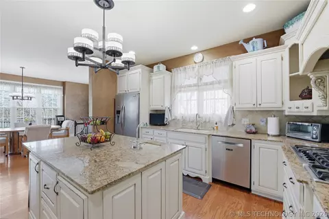 Kitchen - 3502 E 102nd Pl, Tulsa, OK 74137 photo 2 of 4
