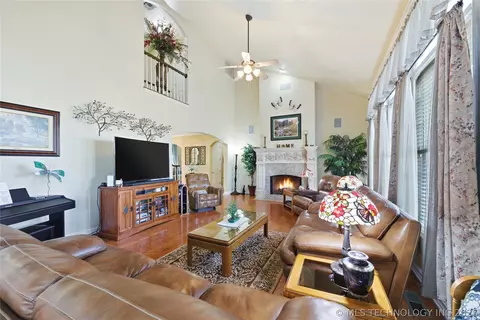 Living - 3502 E 102nd Pl, Tulsa, OK 74137 photo 3 of 4