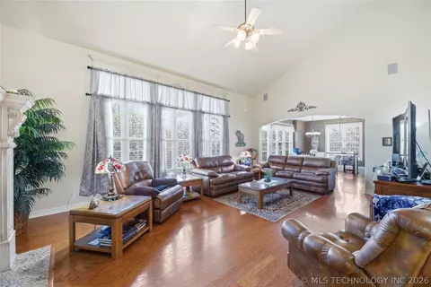 Living - 3502 E 102nd Pl, Tulsa, OK 74137 photo 2 of 4