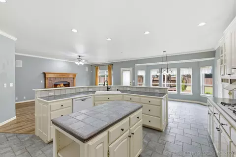 Kitchen - 9818 E 83rd Pl, Tulsa, OK 74133 photo 1 of 2