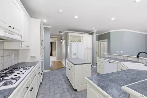 Kitchen - 9818 E 83rd Pl, Tulsa, OK 74133 photo 2 of 2