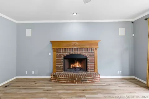 Living - 9818 E 83rd Pl, Tulsa, OK 74133 photo 3 of 6