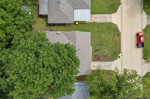 View/Area - 920 Crestview St, Ada, OK 74820 photo 2 of 4