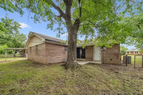 Exterior - 920 Crestview St, Ada, OK 74820 photo 6 of 7