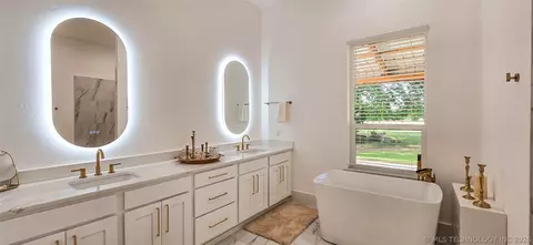 Bath - 418529 E 1110 Rd, Checotah, OK 74426 photo 1 of 18