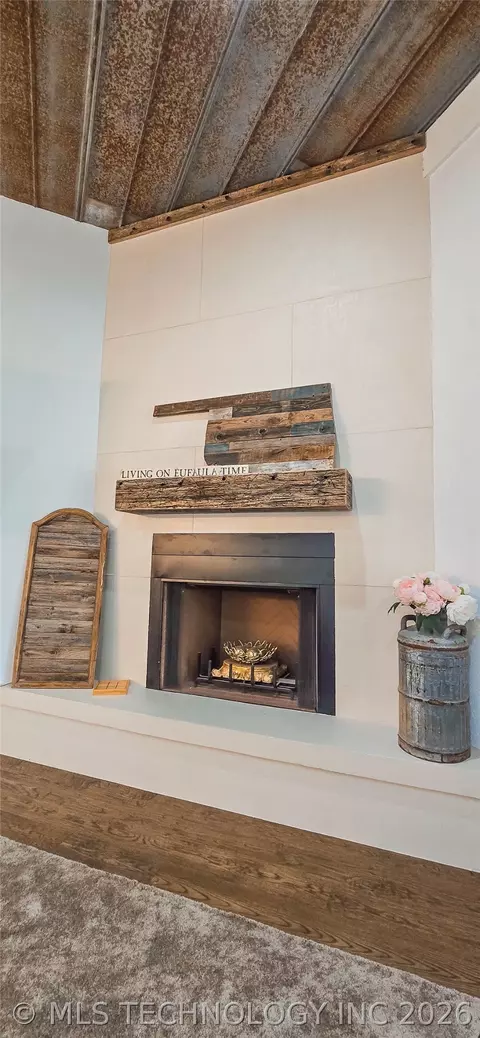 Living - 418529 E 1110 Rd, Checotah, OK 74426 photo 5 of 5