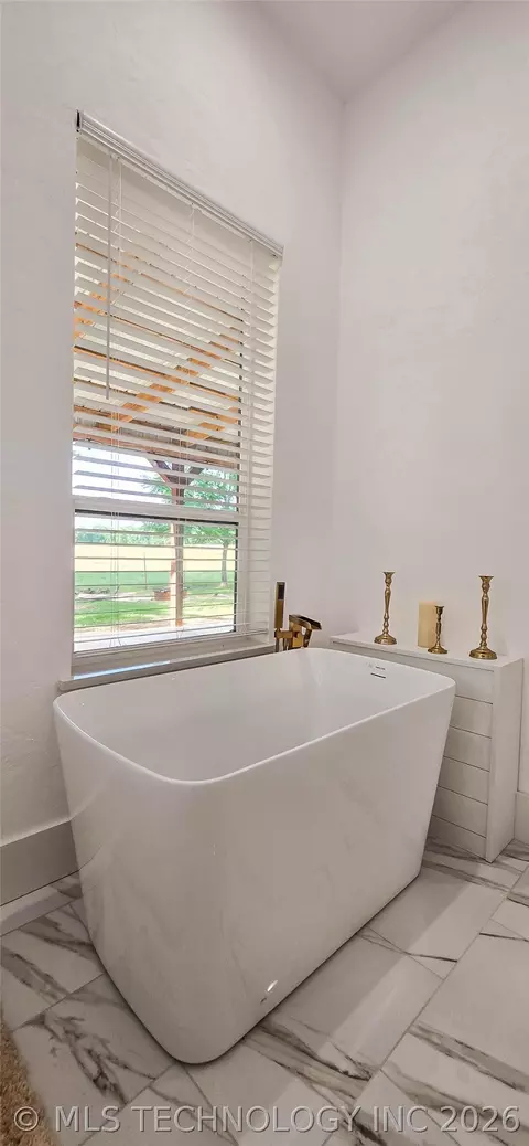 Bath - 418529 E 1110 Rd, Checotah, OK 74426 photo 5 of 18