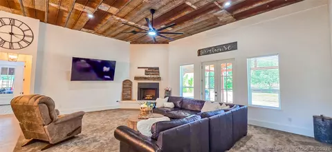 Living - 418529 E 1110 Rd, Checotah, OK 74426 photo 3 of 5