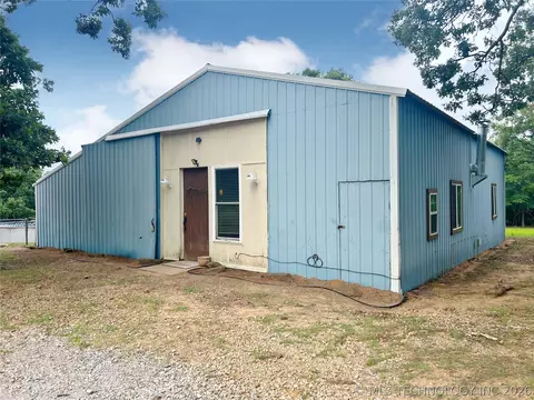 8786 Coconut Ln, Henryetta, OK 74437