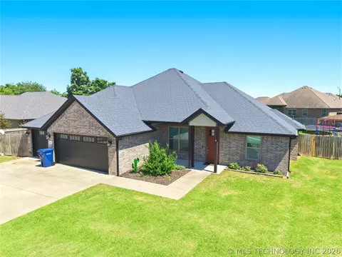 909 Carter Ct, Siloam Springs, AR 72761
