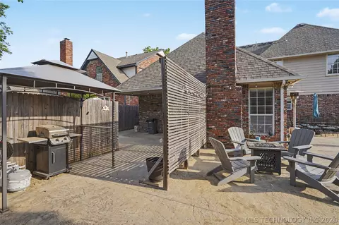 Exterior - 9934 E 97th St, Tulsa, OK 74133 photo 6 of 7