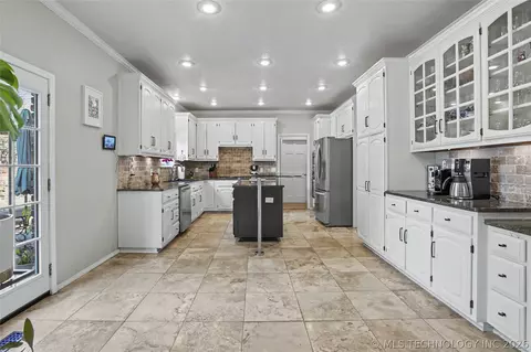 Kitchen - 9934 E 97th St, Tulsa, OK 74133 photo 6 of 7