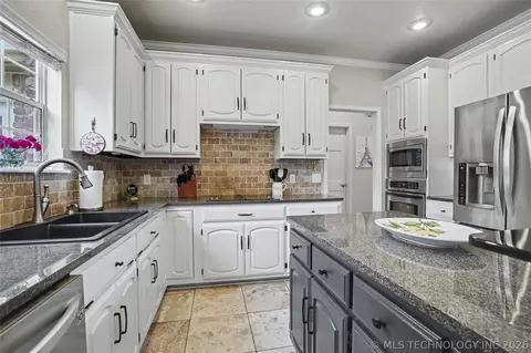 Kitchen - 9934 E 97th St, Tulsa, OK 74133 photo 4 of 7