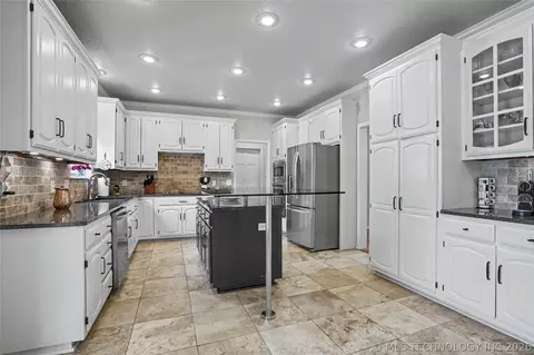 Kitchen - 9934 E 97th St, Tulsa, OK 74133 photo 3 of 7