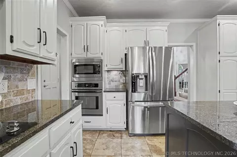 Kitchen - 9934 E 97th St, Tulsa, OK 74133 photo 7 of 7