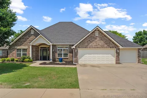 5812 Woodland Rd, Bartlesville, OK 74006