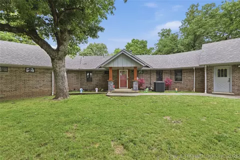 1701 N Hopi St, Chouteau, OK 74337