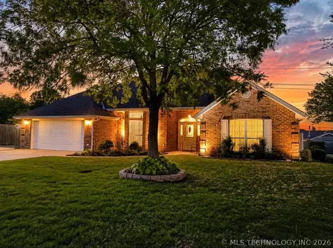5614 Meadow Dr, Bartlesville, OK 74006