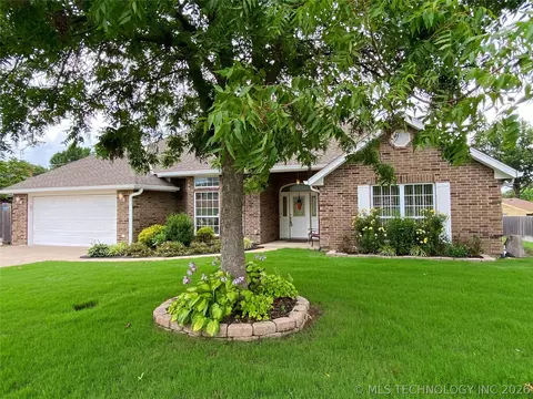 5614 Meadow Dr, Bartlesville, OK 74006