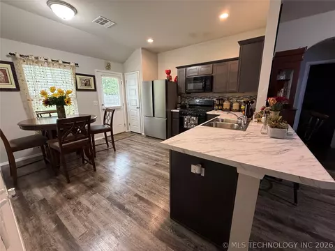 Kitchen - 2811 E Quincy St, Broken Arrow, OK 74014 photo 2 of 3