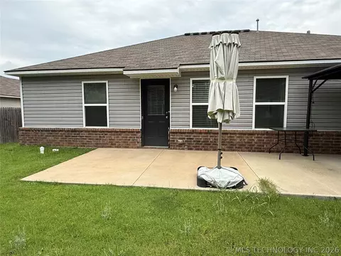 Exterior - 2811 E Quincy St, Broken Arrow, OK 74014 photo 3 of 5