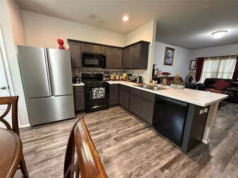 Kitchen - 2811 E Quincy St, Broken Arrow, OK 74014 photo 1 of 3