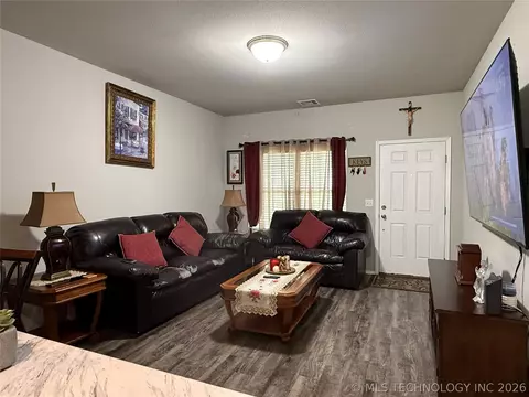 Living - 2811 E Quincy St, Broken Arrow, OK 74014 photo 2 of 3