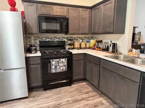 Kitchen - 2811 E Quincy St, Broken Arrow, OK 74014 photo 3 of 3