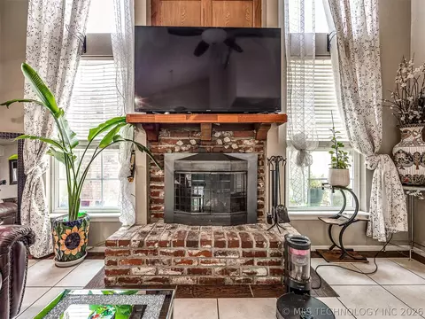 Living - 13033 E 28th Pl, Tulsa, OK 74134 photo 5 of 6