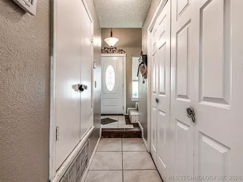 Entry Way - 13033 E 28th Pl, Tulsa, OK 74134 photo 4 of 5