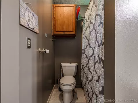 Bath - 13033 E 28th Pl, Tulsa, OK 74134 photo 6 of 7