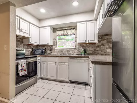 Kitchen - 13033 E 28th Pl, Tulsa, OK 74134 photo 1 of 5