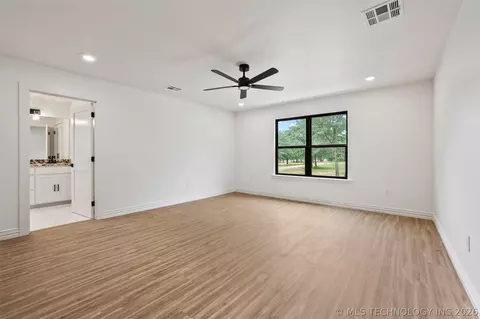 Bedroom - 6915 Sims Rd, Colbert, OK 74733 photo 2 of 5