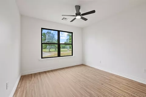 Bedroom - 6915 Sims Rd, Colbert, OK 74733 photo 3 of 5