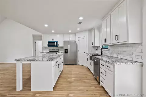 Kitchen - 6915 Sims Rd, Colbert, OK 74733 photo 1 of 2