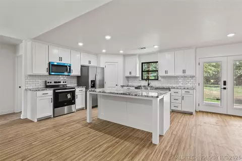 Kitchen - 6915 Sims Rd, Colbert, OK 74733 photo 2 of 2