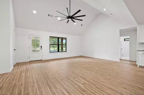 Living - 6915 Sims Rd, Colbert, OK 74733 photo 2 of 3