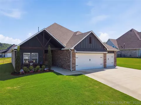 18960 Orchard Cir, Catoosa, OK 74015