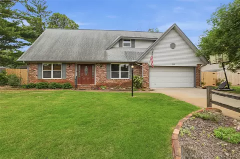 912 W G St, Jenks, OK 74037
