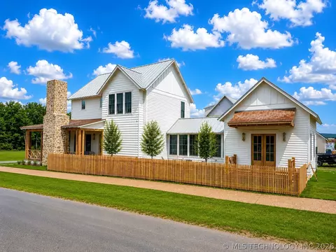 62 Hill St, Carlton Landing, OK 74432