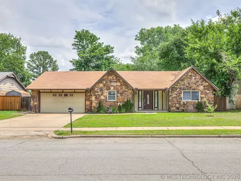 205 Fox Run Cir, Jenks, OK 74037