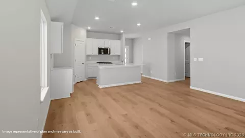 Living - 2023 E San Antonio St, Broken Arrow, OK 74011 photo 3 of 3