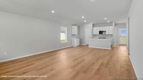 Living - 2023 E San Antonio St, Broken Arrow, OK 74011 photo 2 of 3