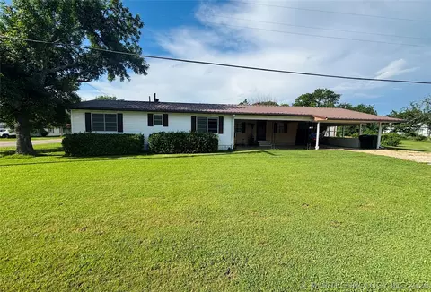 302 SW 2nd St, Kingston, OK 73439