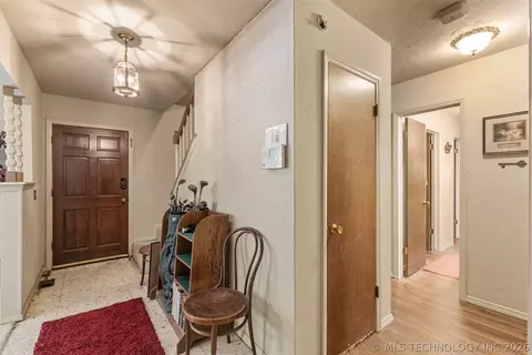 Entry Way - 7312 E 68th Pl, Tulsa, OK 74133 photo 3 of 5