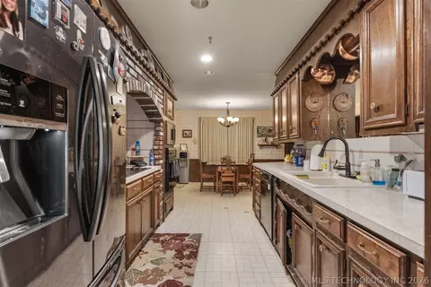 Kitchen - 7312 E 68th Pl, Tulsa, OK 74133 photo 2 of 6