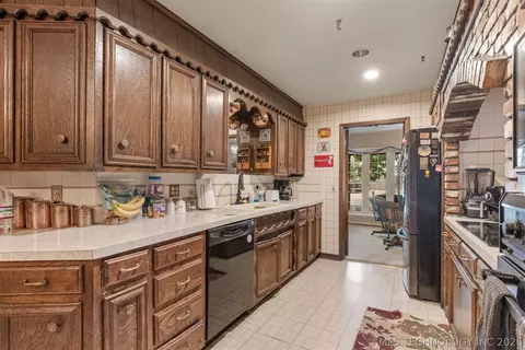 Kitchen - 7312 E 68th Pl, Tulsa, OK 74133 photo 5 of 6