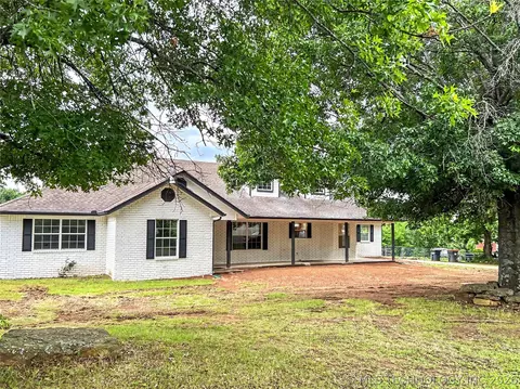 21083 S Forrest Dr, Tahlequah, OK 74464