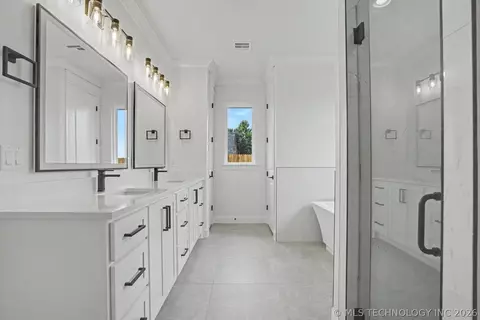 Bath - 17298 E 45th Pl, Tulsa, OK 74134 photo 3 of 10